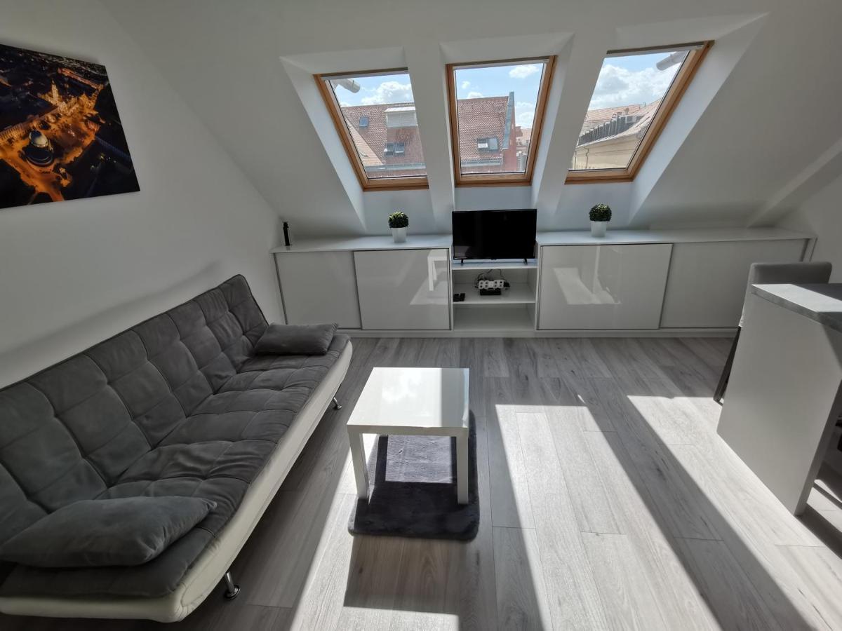 Antracit Apartman - Free Parking Pécs Eksteriør billede
